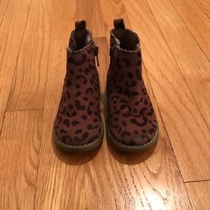 Like new toddler size 8 Leopard booties w/zipper